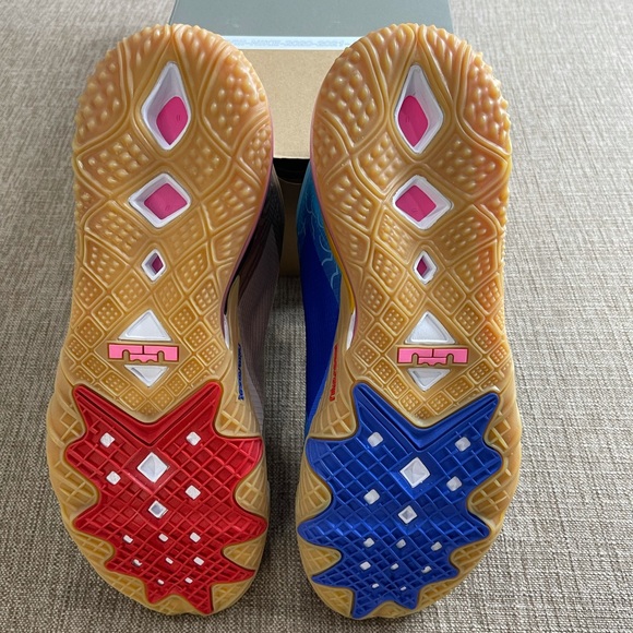 Nike Lebron 18 Low “Wile E. Coyote vs Roadrunner” - Picture 4 of 11